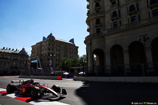 Карлось Сайнс за рулём Ferrari F1-75 на трассе в Баку