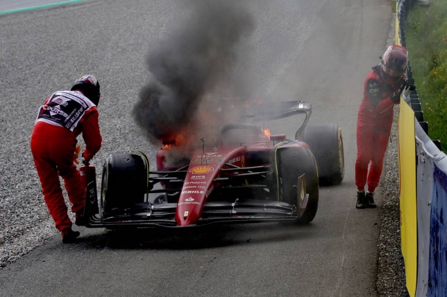 Возгорание машины Карлос Сайнса во время Гран При Австрии, фото XPB