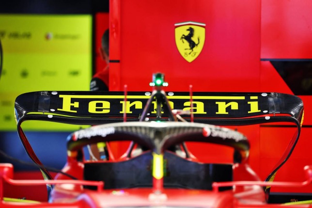 Машина Ferrari в боксах автодрома в Монце, фото XPB