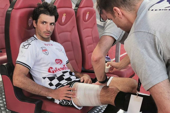 Медики перебинтовывают ногу Карлосу Сайнсу, фото из социальных сетей