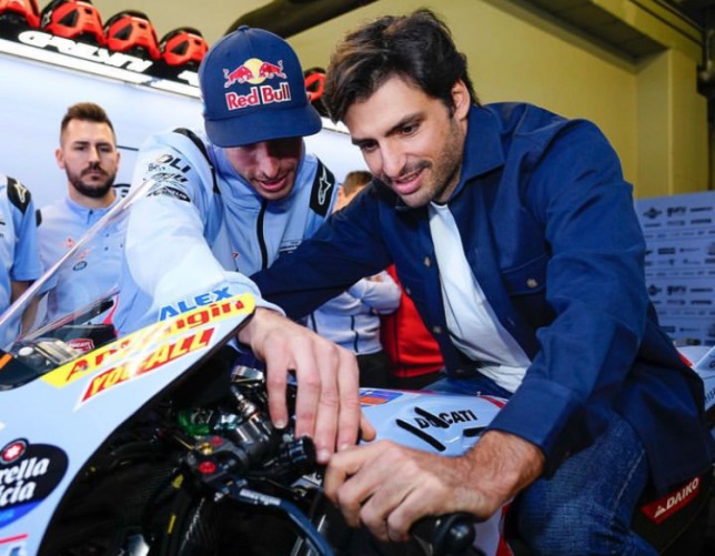 Карлос Сайнс примеривается к гоночному мотоциклу Ducati, фото из социальных сетей