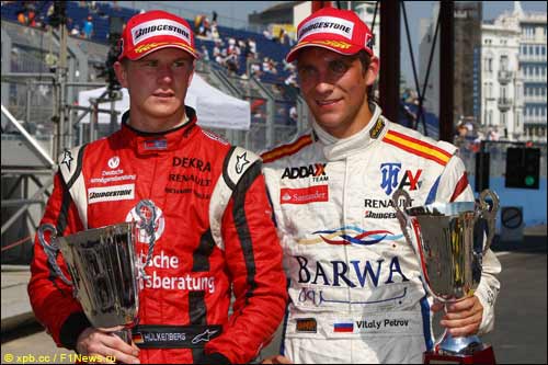 Нико Хюлкенберг (слева) и российский гонщик Виталий Петров - лидеры чемпионата GP2