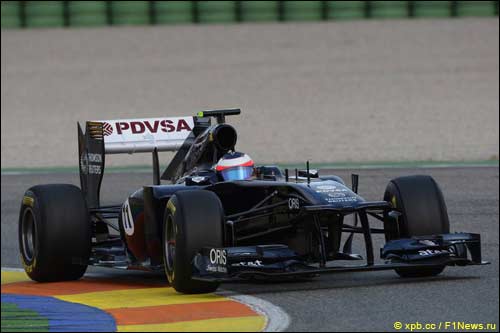 Рубенс Баррикелло за рулем Williams FW33 на тестах в Валенсии