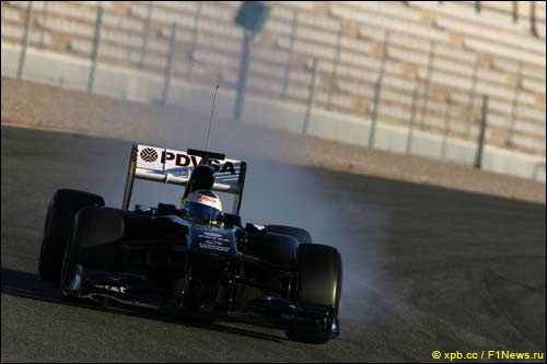 Пастор Мальдонадо за рулем Williams FW33 на тестах в Валенсии