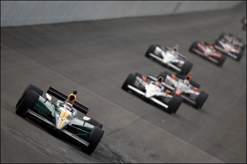 Такума Сато лидирует в гонке серии IndyCar