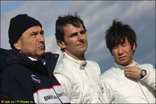 Петер Заубер и гонщики его команды Педро де ла Роса и Камуи Кобаяши