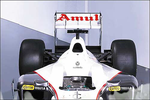 Плакат с изображением машины Sauber с брендом Amul, сайт amul.com