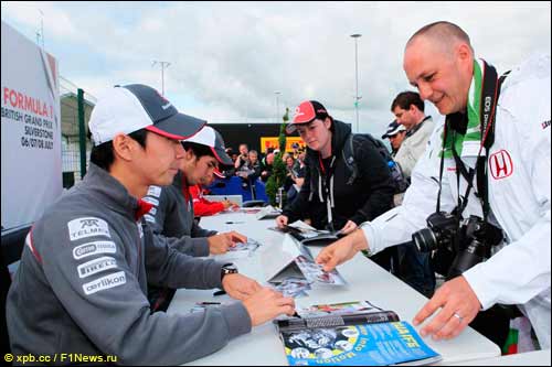 Гонщики Sauber на автограф-сессии