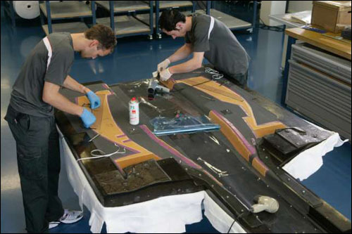 Сотрудники базы Sauber в процессе изготовления днища машины