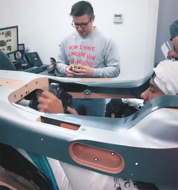 Льюис Хэмилтон проходит подгонку сиденья на базе Mercedes