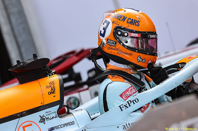 Даниэль Риккадо в кокпите машины McLaren в Монако