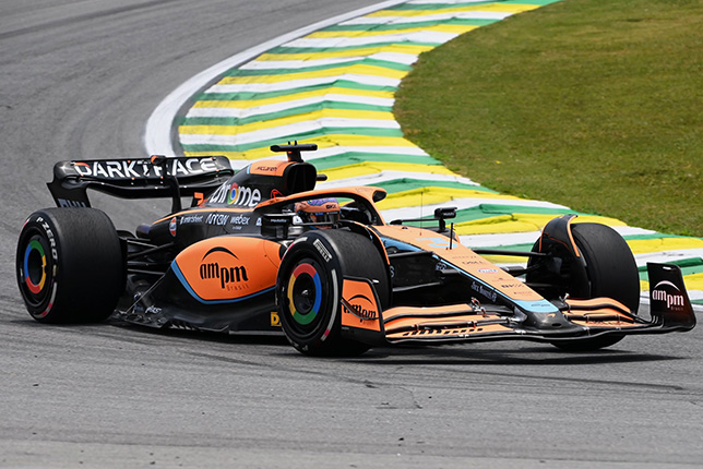 Даниэль Риккардо за рулём MCL36 на трассе в Сан-Паулу, фото пресс-службы McLaren