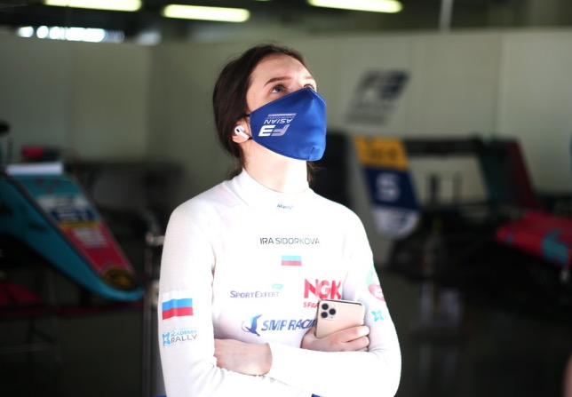 Ирина Сидоркова в боксах команды Evans GP, фото из Twitter гонщицы