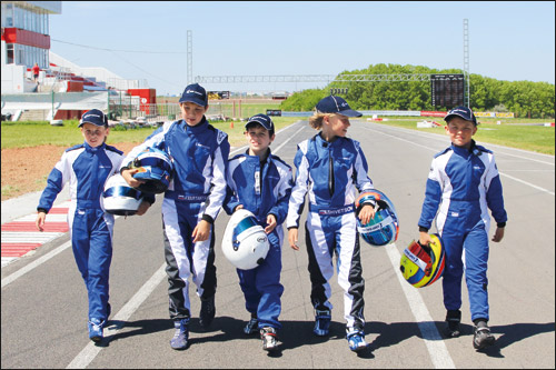 Участники молодёжной программы SMP Racing