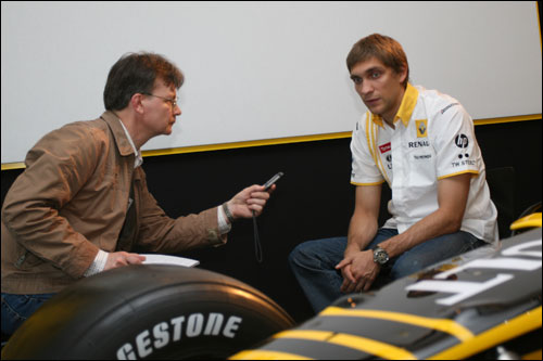 Андрей Лось берет интервью у Виталия Петрова на базе Renault F1