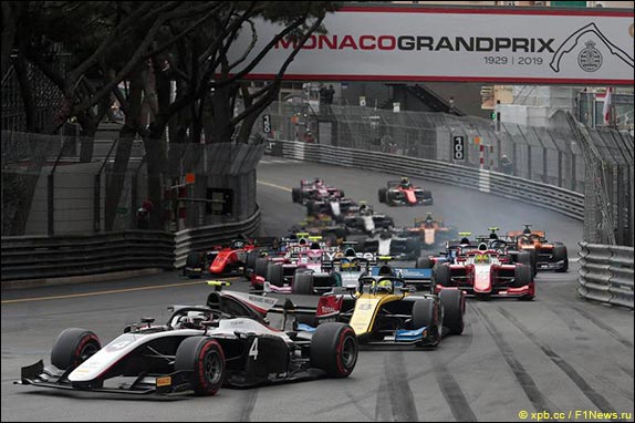 Старт гонки Формулы 2 в Монако