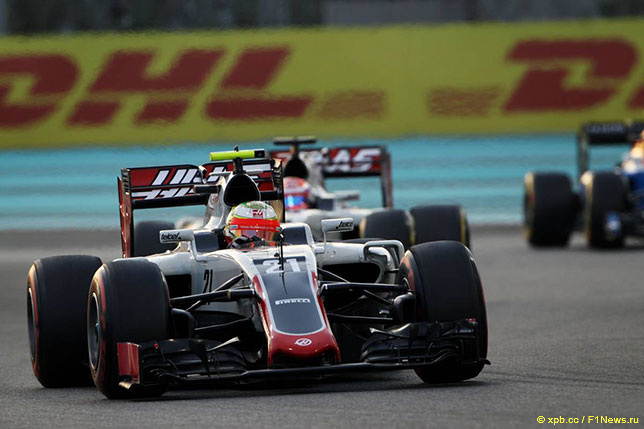 Машины Haas F1 на трассе в Абу-Даби