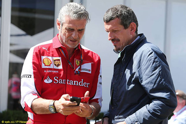 Гюнтер Штайнер (справа) и Маурицио Арривабене, руководитель команды Ferrari