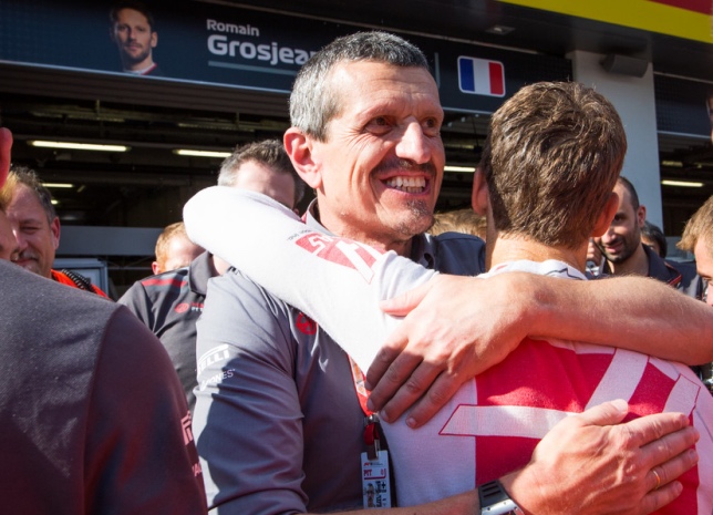 Гюнтер Штайнер поздравляет Романа Грожана с успехом в Гран При Австрии