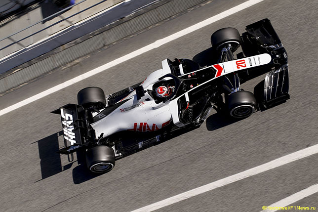 Кевин Магнуссен за рулём Haas VF-20 на трассе в Барселоне