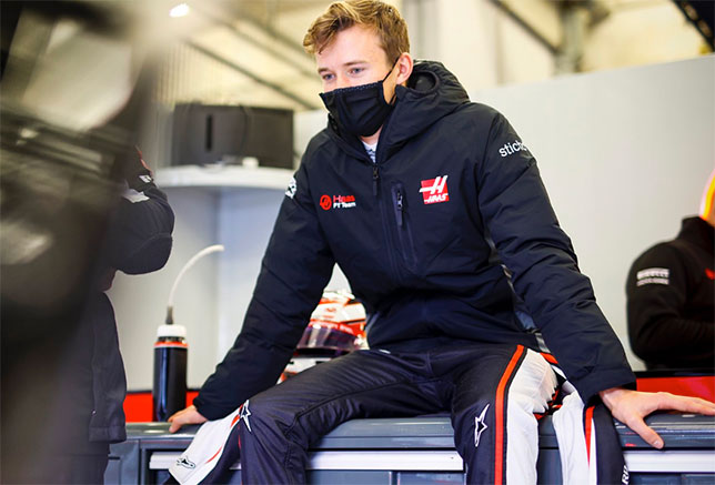 Каллум Айлотт в боксах команды Haas F1 на Нюрбургринге