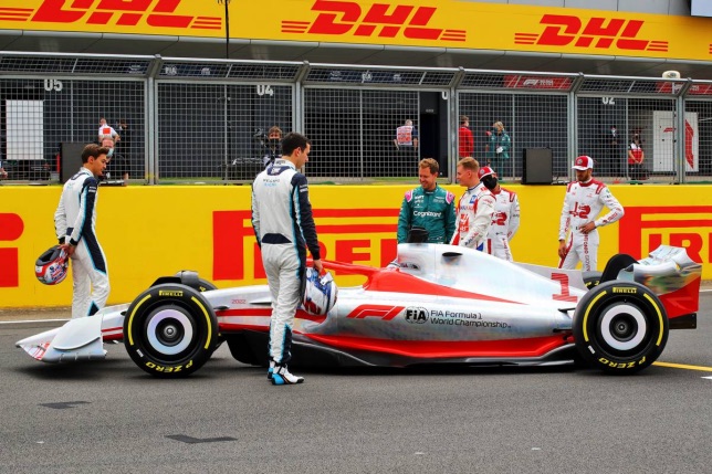Гонщики рассматривают модель машины 2022 года, представленную FIA в Сильверстоуне, фото XPB