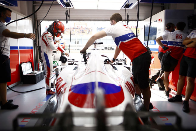 Команда работает с машиной Мазепина (фото пресс-службы Haas F1)