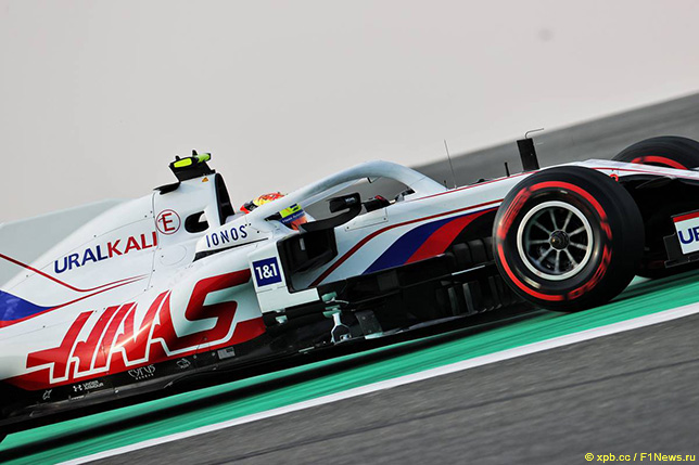 Мик Шумахер за рулём машины Haas на трассе в Катаре