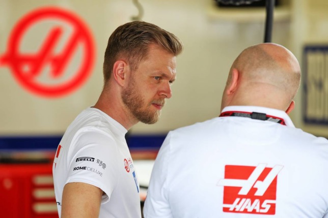 Кевин Магнуссен в боксах Haas F1 на тестах в Бахрейне, фото XPB