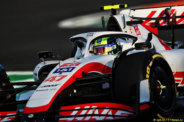 Мик Шумахер за рулём машины Haas на трассе в Джидде