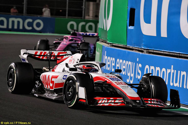 Кевин Магнуссен за рулём машины Haas на трассе в Джидде