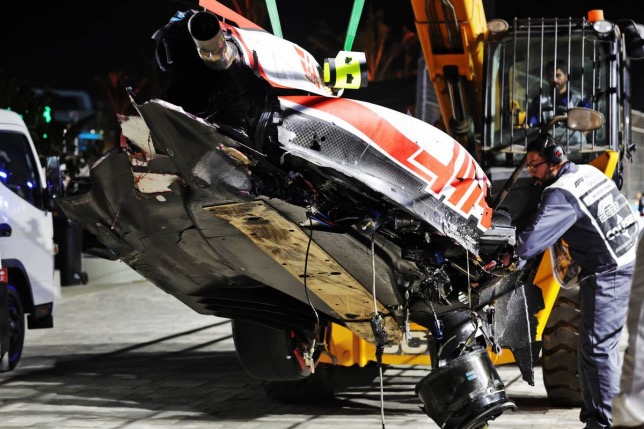Разбитую машину Мика Шумахера эвакуируют с трассы в Джидде, фото XPB