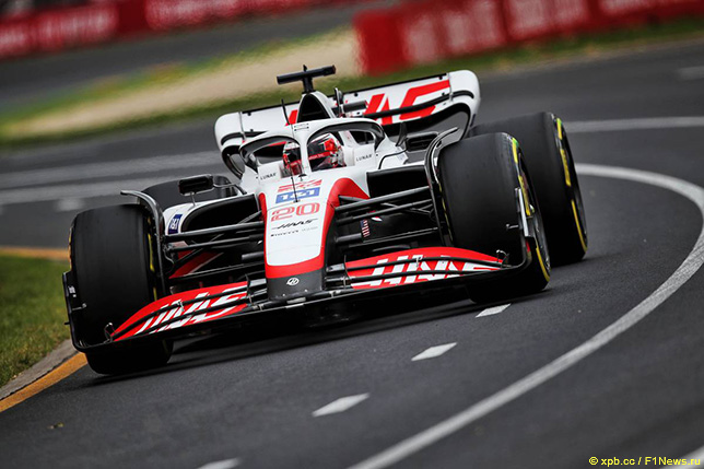 Кевин Магнуссен за рулём машины Haas на трассе в Мельбурне