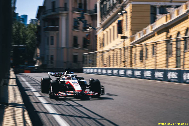 Кевин Магнуссен за рулём машины Haas на трассе в Баку