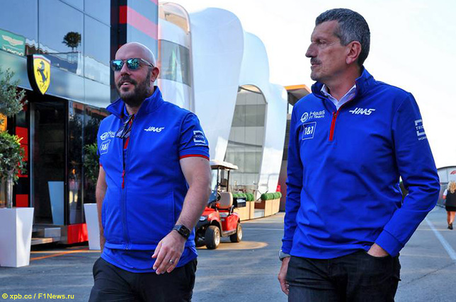 Гюнтер Штайнер (справа) и Стюарт Моррисон, глава пресс-службы Haas F1