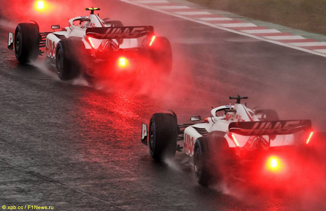Машины Haas на трассе Гран При Японии