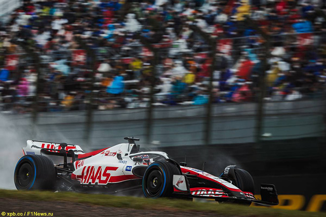 Кевин Магнуссен за рулём машины Haas на трассе в Сузуке