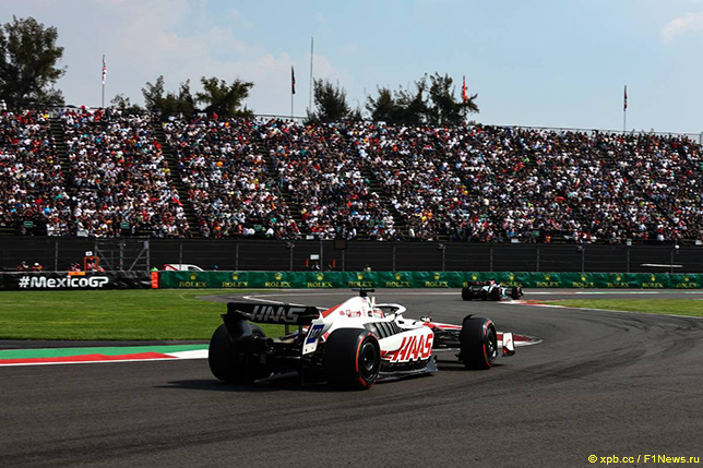 Кевин Магнуссен за рулём машины Haas на трассе в Мехико