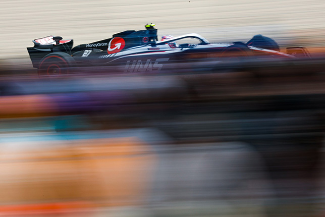 Нико Хюлкенберг за рулём машины Haas на трассе в Мельбурне