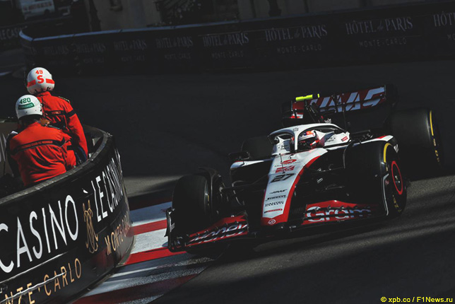 Нико Хюлкенберг за рулём машины Haas на тренировке в Монако