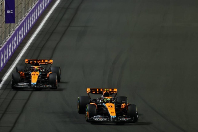 Машины McLaren на трассе в Джидде