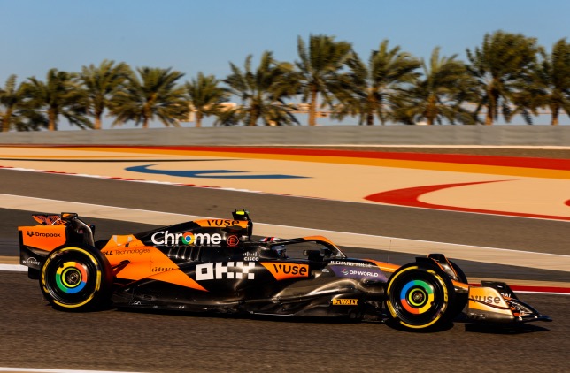 Ландо Норрис за рулём MC38 на трассе в Бахрейне, фото пресс-службы McLaren