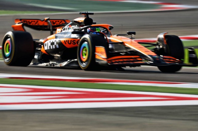Оскар Пиастри за рулём McLaren MCL38 на трассе в Бахрейне, фото XPB