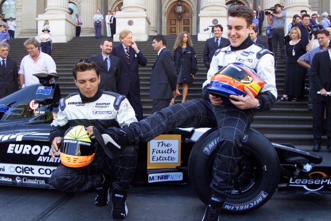 Фернандо Алонсо и Тарсо Маркеш у машины Minardi в Мельбурне, на заднем плане Пол Стоддарт, февраль 2001 года, фото XPB