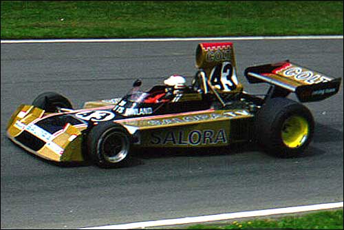 Лео за рулем Surtees TS16 на квалификации Гран При Великобритании 1974 года