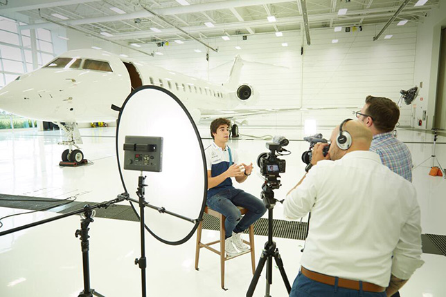 Лэнс Стролл даёт интервью на заводе канадской авиастроительной компании Bombardier
