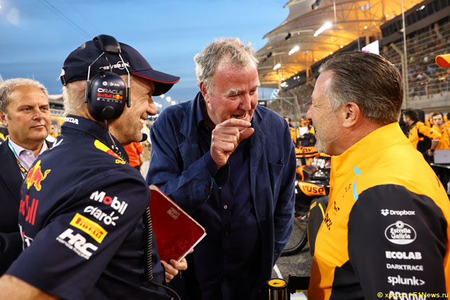Джереми Кларксон в компании Эдриана Ньюи и Зака Брауна на стартовой решётке Гран При Бахрейна