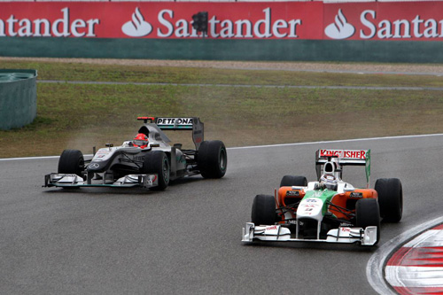 Гран При Китая. Автодром Shanghai International. Адриан Сутил (справа) атакует Михаэля Шумахера.