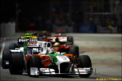 Адриан Сутил сдерживает натиск соперников на трассе Гран При Сингапура