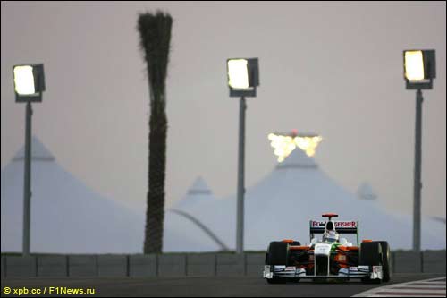 Адриан Сутил на прошлогоднем Гран При Абу-Даби